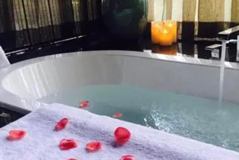 成都成华区水疗池中的失重冥想：当身体学会漂浮